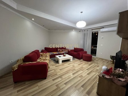 APARTAMENT 1+1 + KUZHINE TE VECUAR PER QIRA, LULISHTJA 1 MAJI. Prane Stadiumit Dinamo