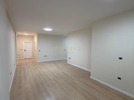Shitet Apartament 3+1 pranë Eleonorës , mbikalimi Komuna e Parist