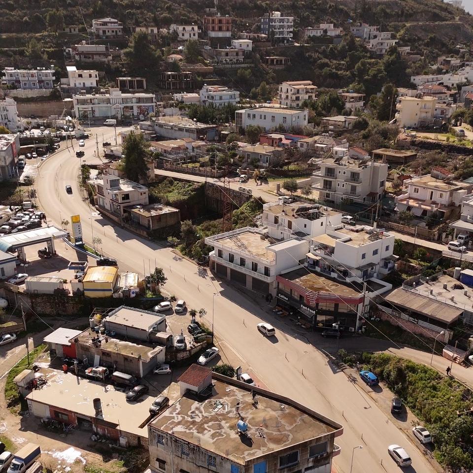 NE HYRJE TE SARANDES, QAFE GJASHTE, GODINE MULTIFUNKSIONALE PER SHITJE