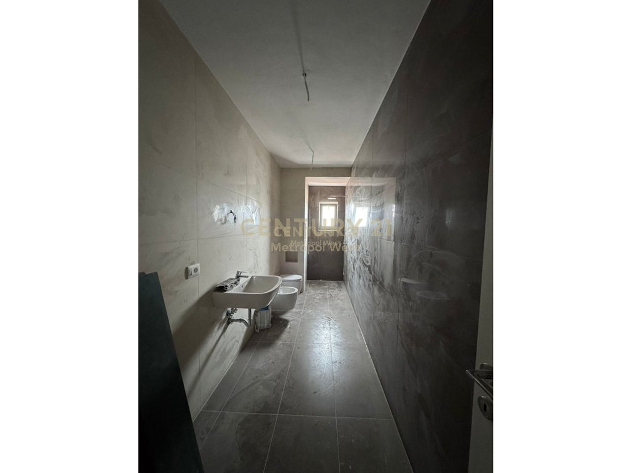 Apartament 2+1+2 për Shitje tek Shkolla e Kuqe