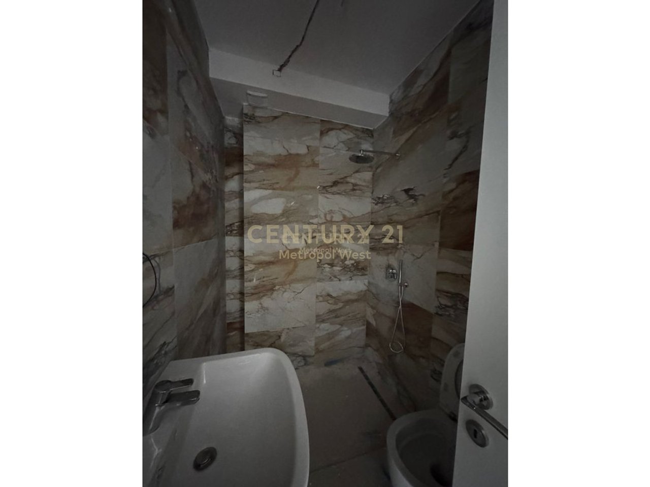 Apartament 2+1+2 për Shitje tek Shkolla e Kuqe