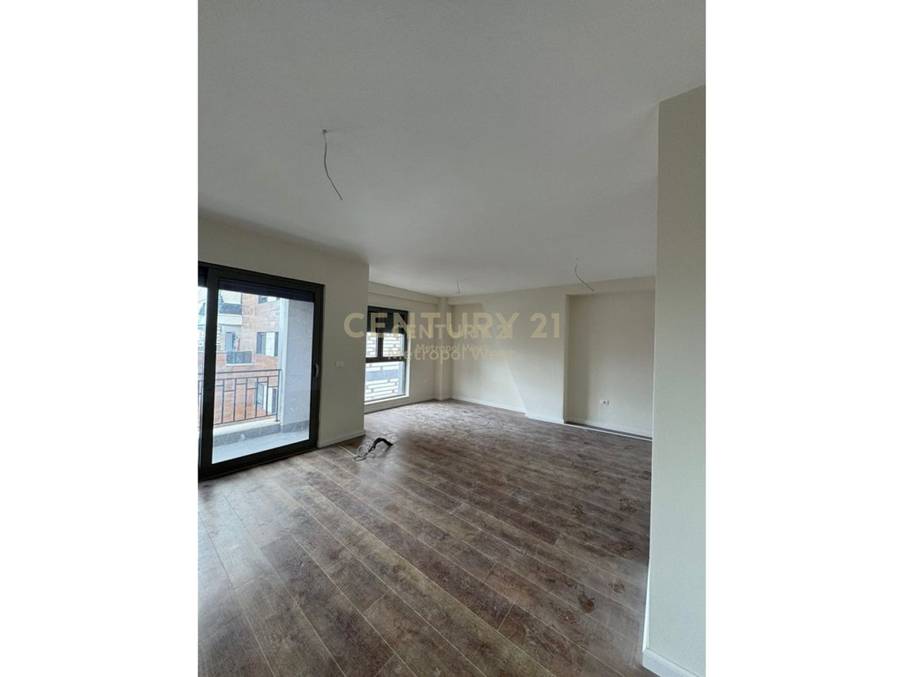 Apartament 2+1+2 për Shitje tek Shkolla e Kuqe