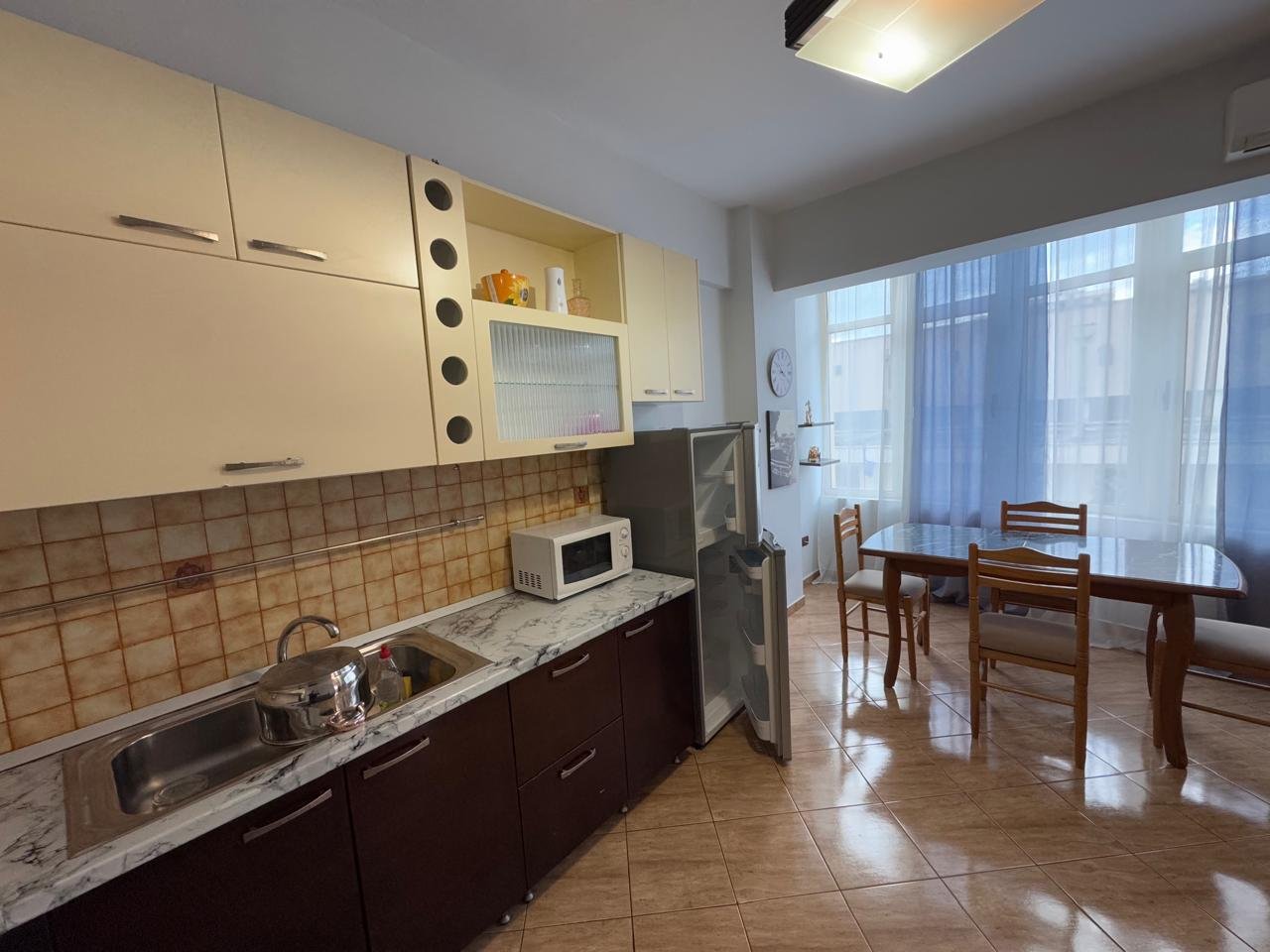 APARTAMENT 1+1 PER SHITJE,PRANE STADIUMIT!