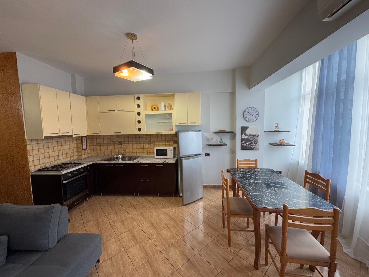 APARTAMENT 1+1 PER SHITJE,PRANE STADIUMIT!