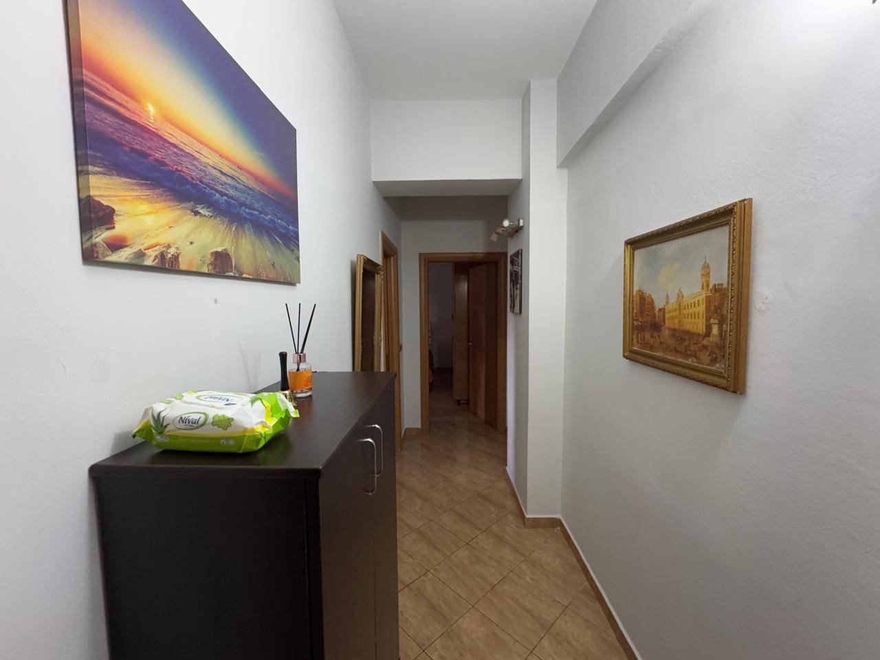 APARTAMENT 1+1 PER SHITJE,PRANE STADIUMIT!