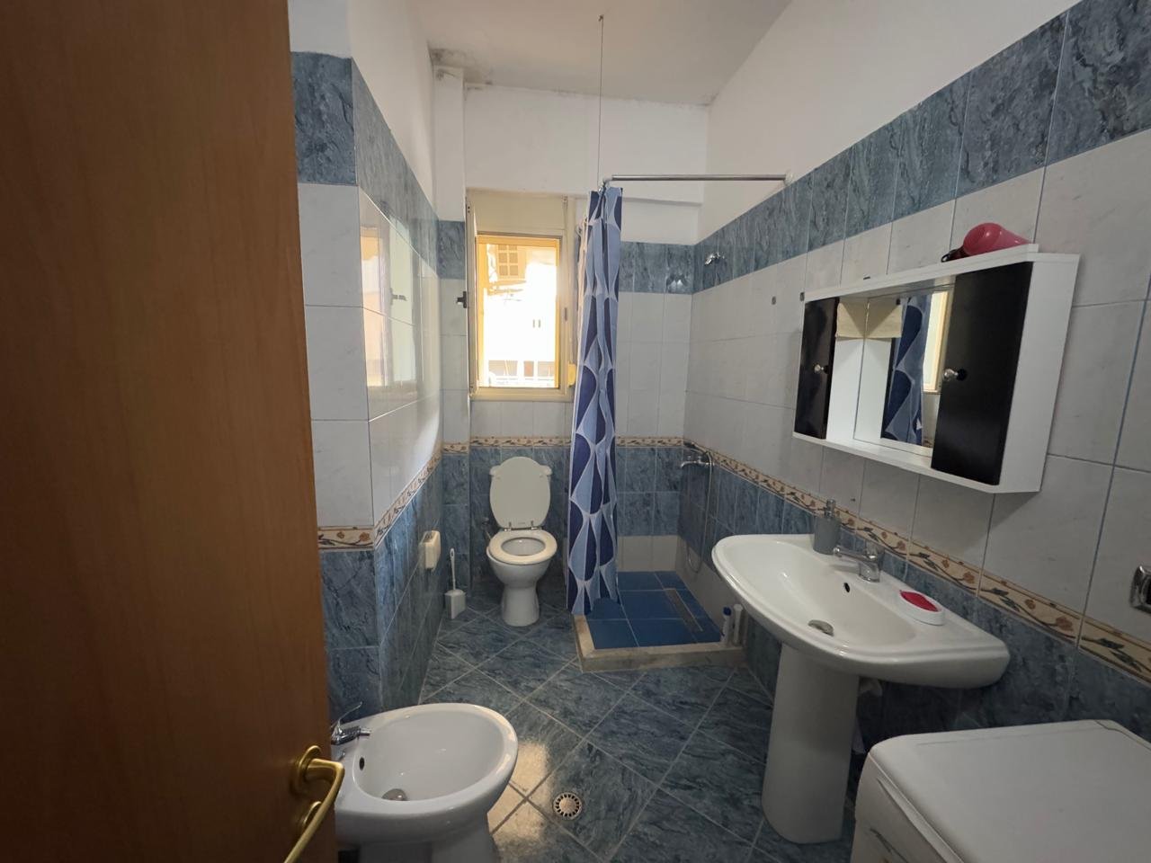 APARTAMENT 1+1 PER SHITJE,PRANE STADIUMIT!