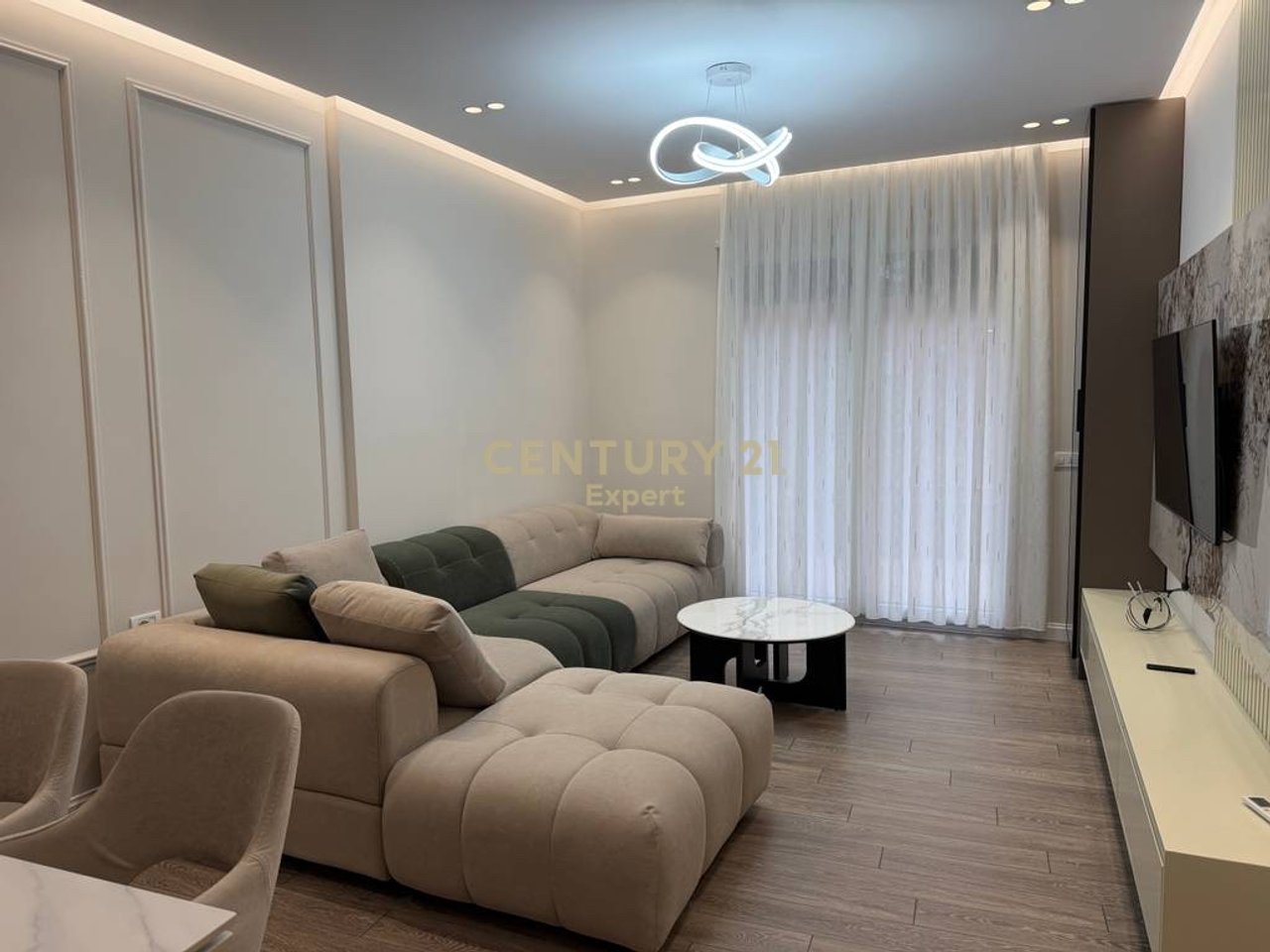 APARTAMENT 2+1 ME POST PARKIMI PER QIRA NE ROSE GARDEN!