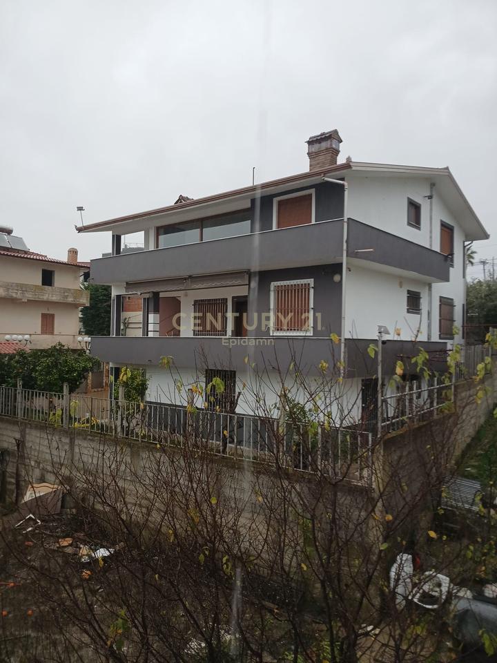 Villa for Sale in Arapaj