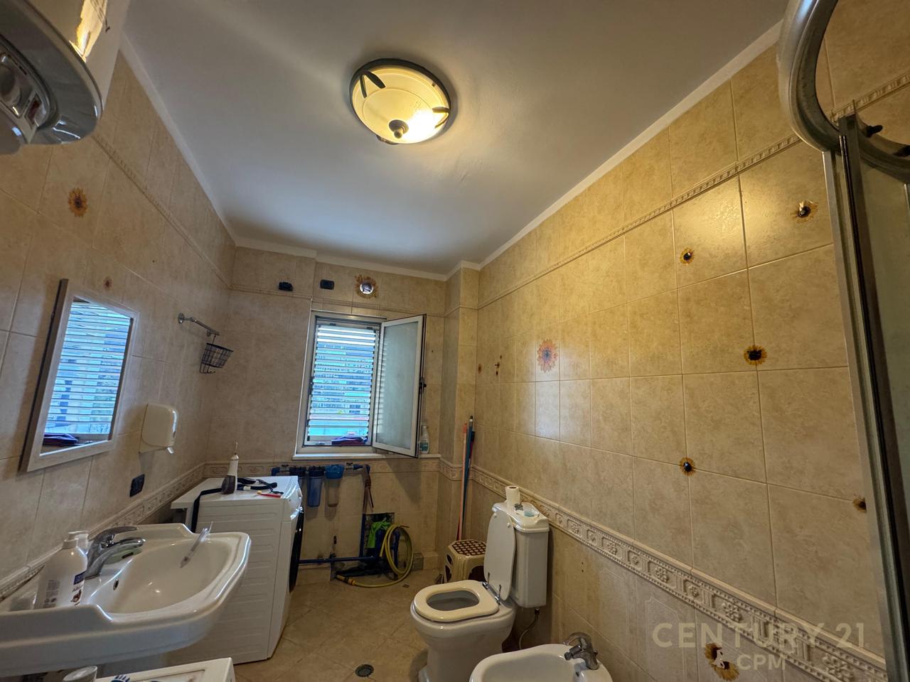 JAPIM PER QIRA APARTAMENT TEK LIQENI ARTIFICIAL!