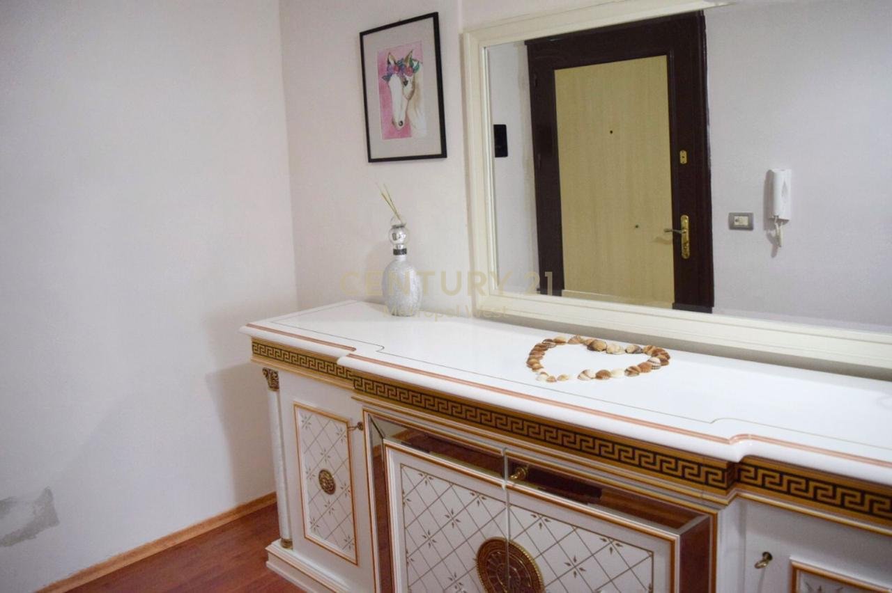 Shitet Apartament 1+1 tek Shkëmbi i Kavajës!