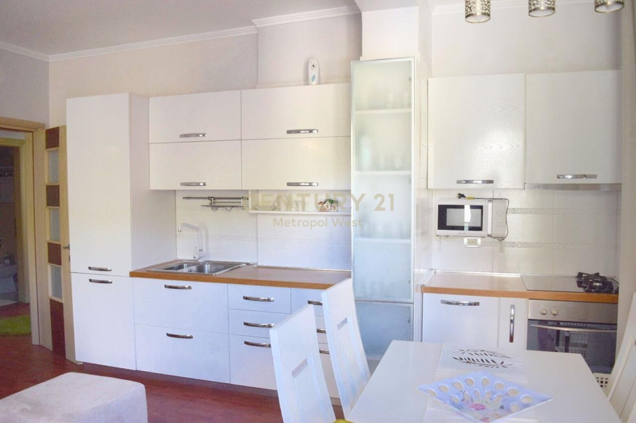 Shitet Apartament 1+1 tek Shkëmbi i Kavajës!