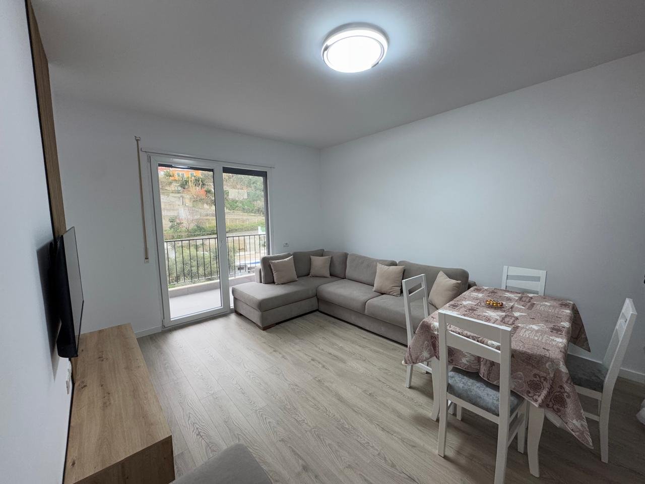 APARTAMENT 1+1 PER QIRA,PRANE LUNGOMARES!