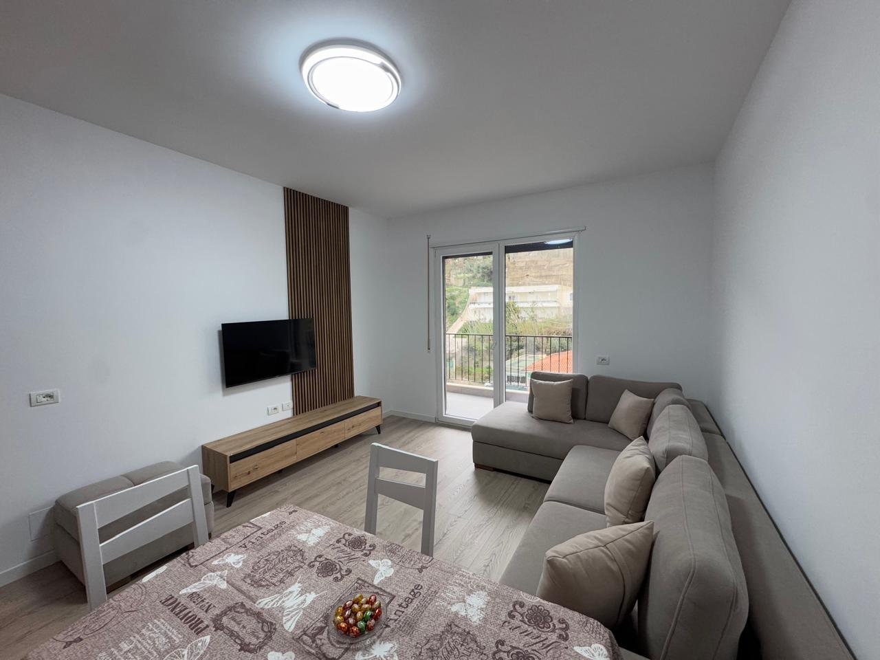 APARTAMENT 1+1 PER QIRA,PRANE LUNGOMARES!