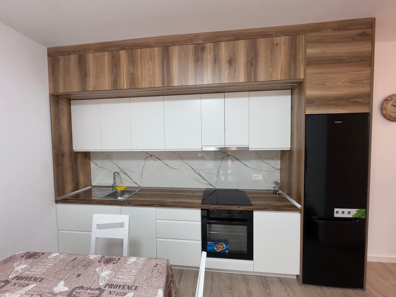 APARTAMENT 1+1 PER QIRA,PRANE LUNGOMARES!