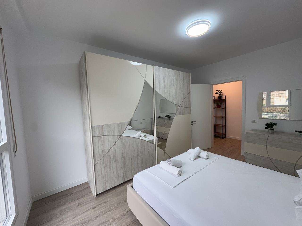 APARTAMENT 1+1 PER QIRA,PRANE LUNGOMARES!