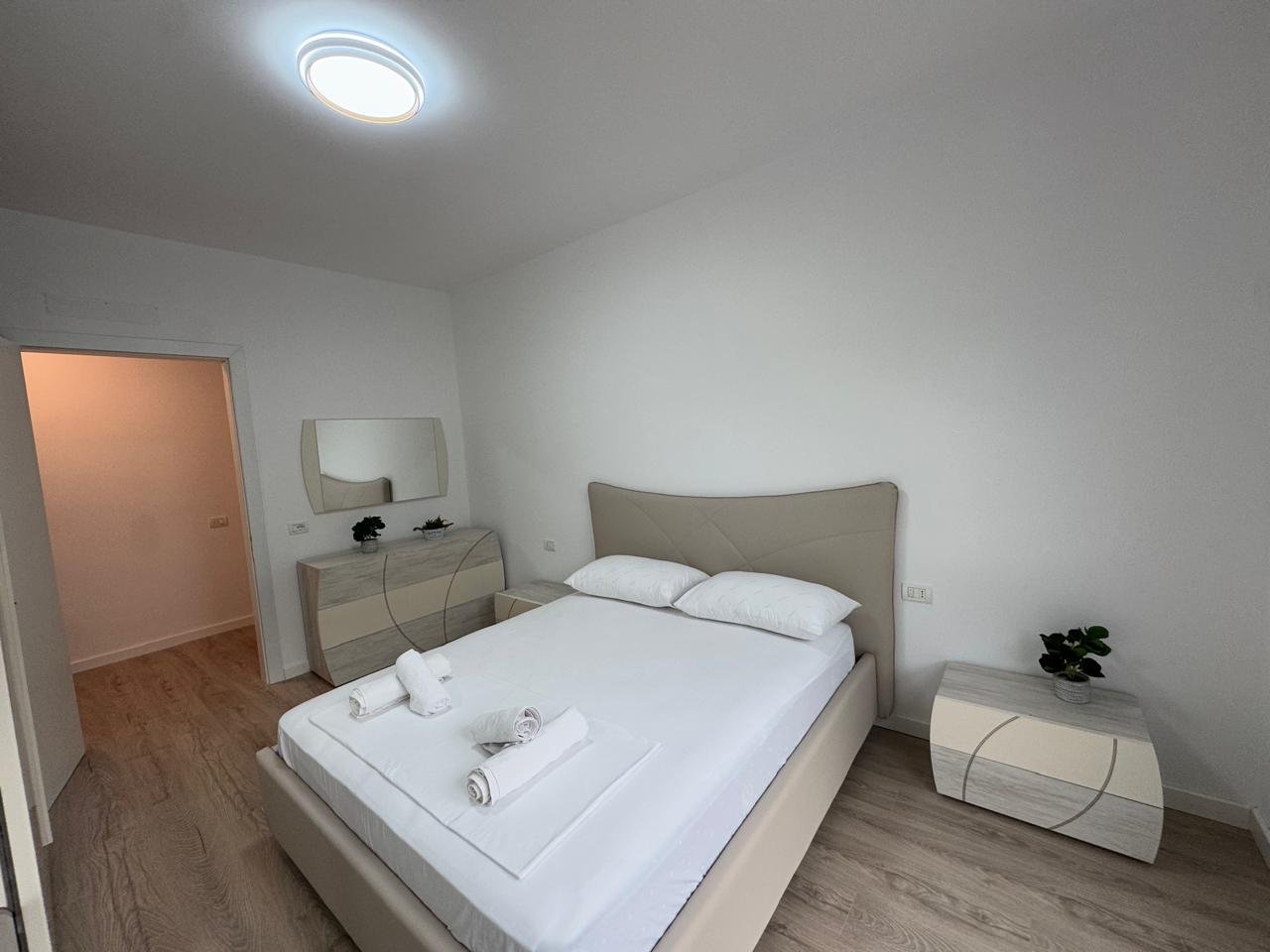 APARTAMENT 1+1 PER QIRA,PRANE LUNGOMARES!