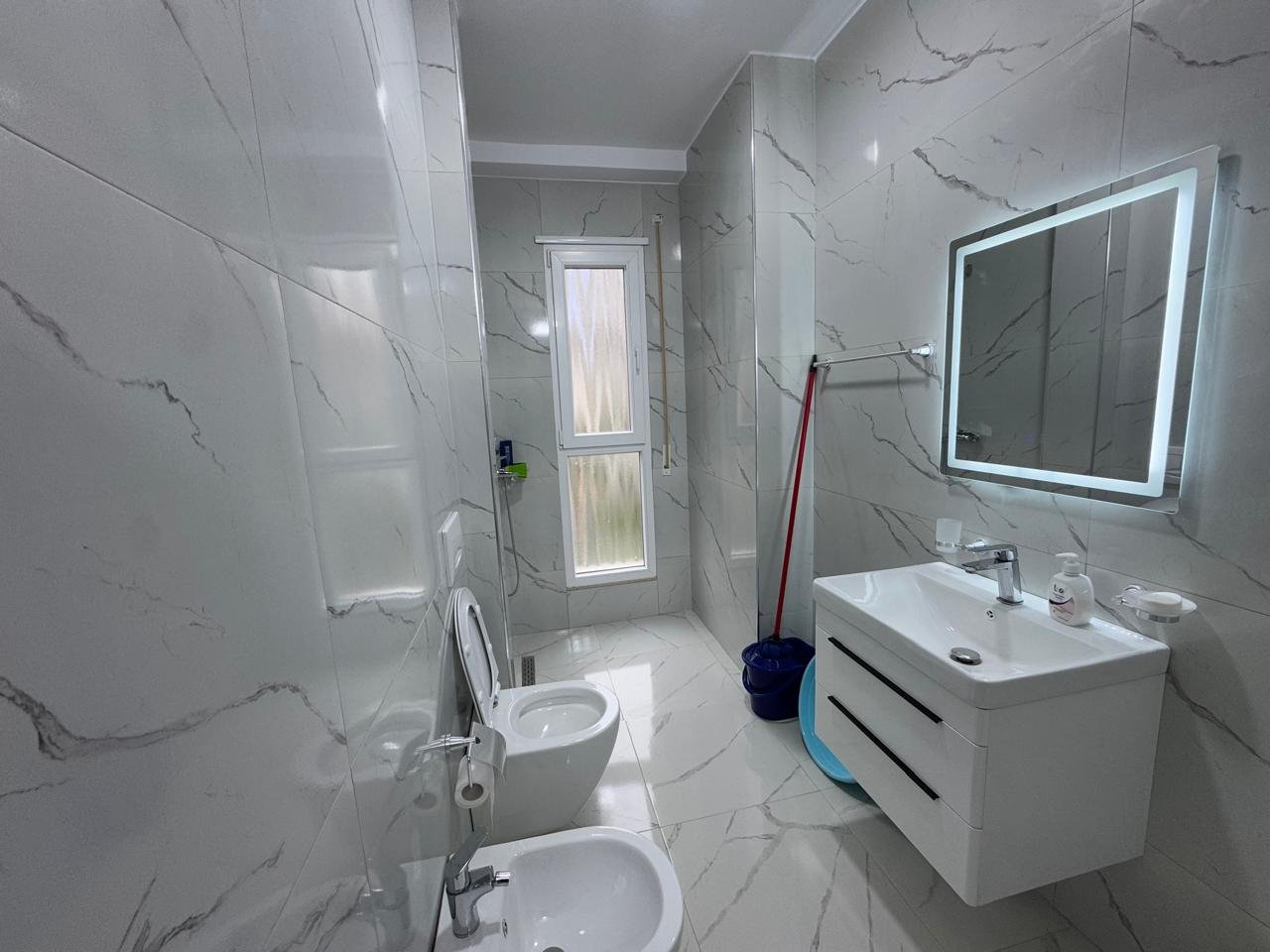 APARTAMENT 1+1 PER QIRA,PRANE LUNGOMARES!