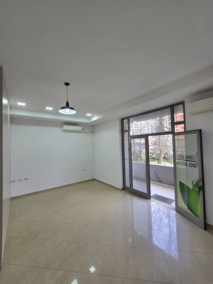 Commercial premises for sale at Pallati me Shigjeta