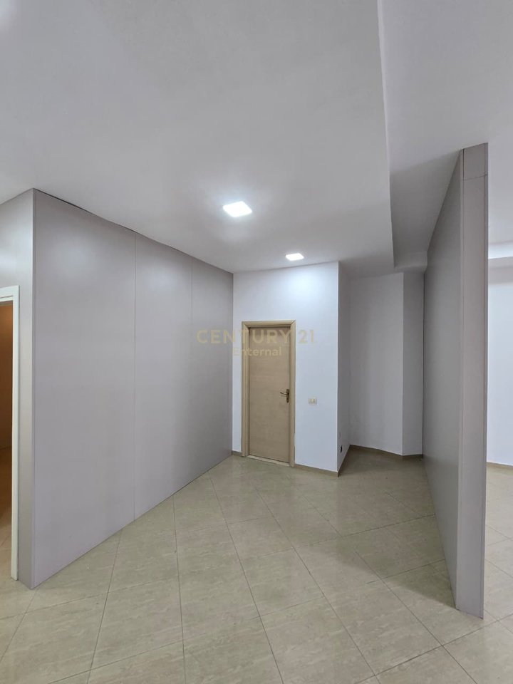 Commercial premises for sale at Pallati me Shigjeta