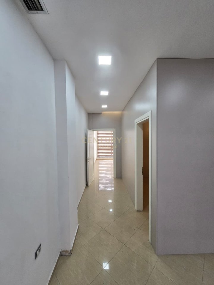 Commercial premises for sale at Pallati me Shigjeta