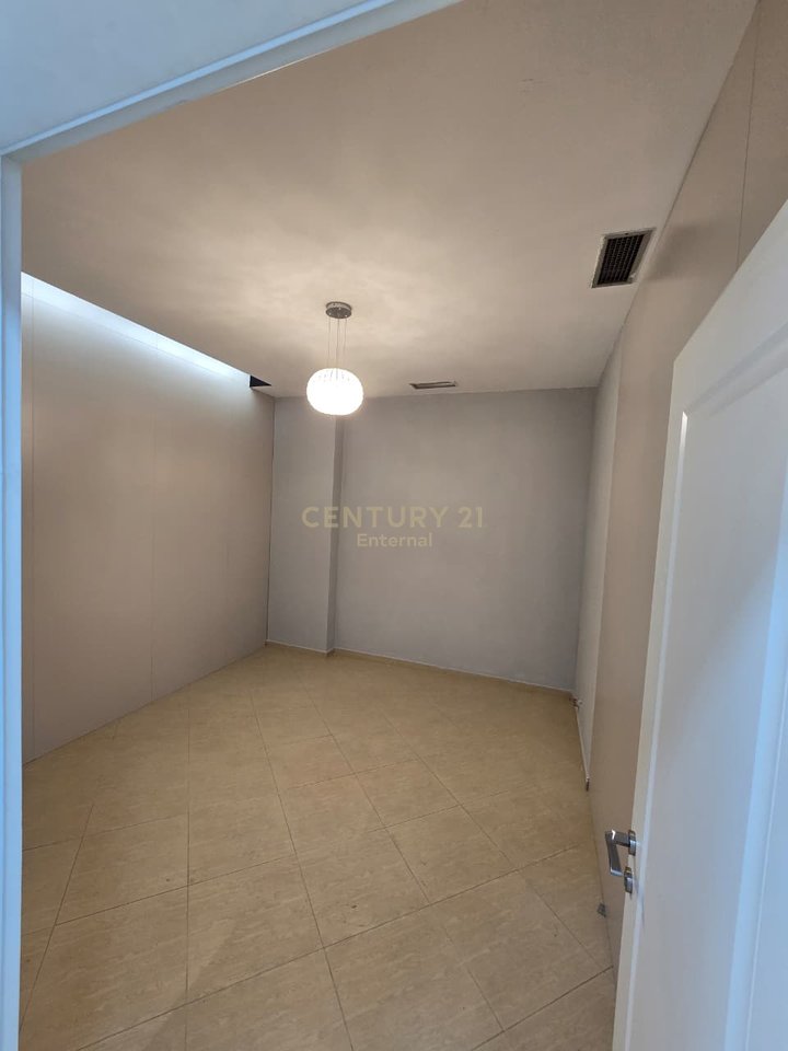 Commercial premises for sale at Pallati me Shigjeta