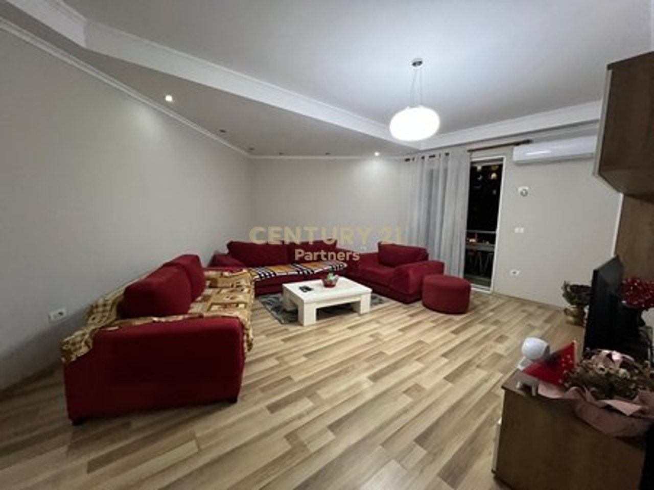 APARTAMENT 1+1 + KUZHINE TE VECUAR PER QIRA, LULISHTJA 1 MAJI. Prane Stadiumit Dinamo
