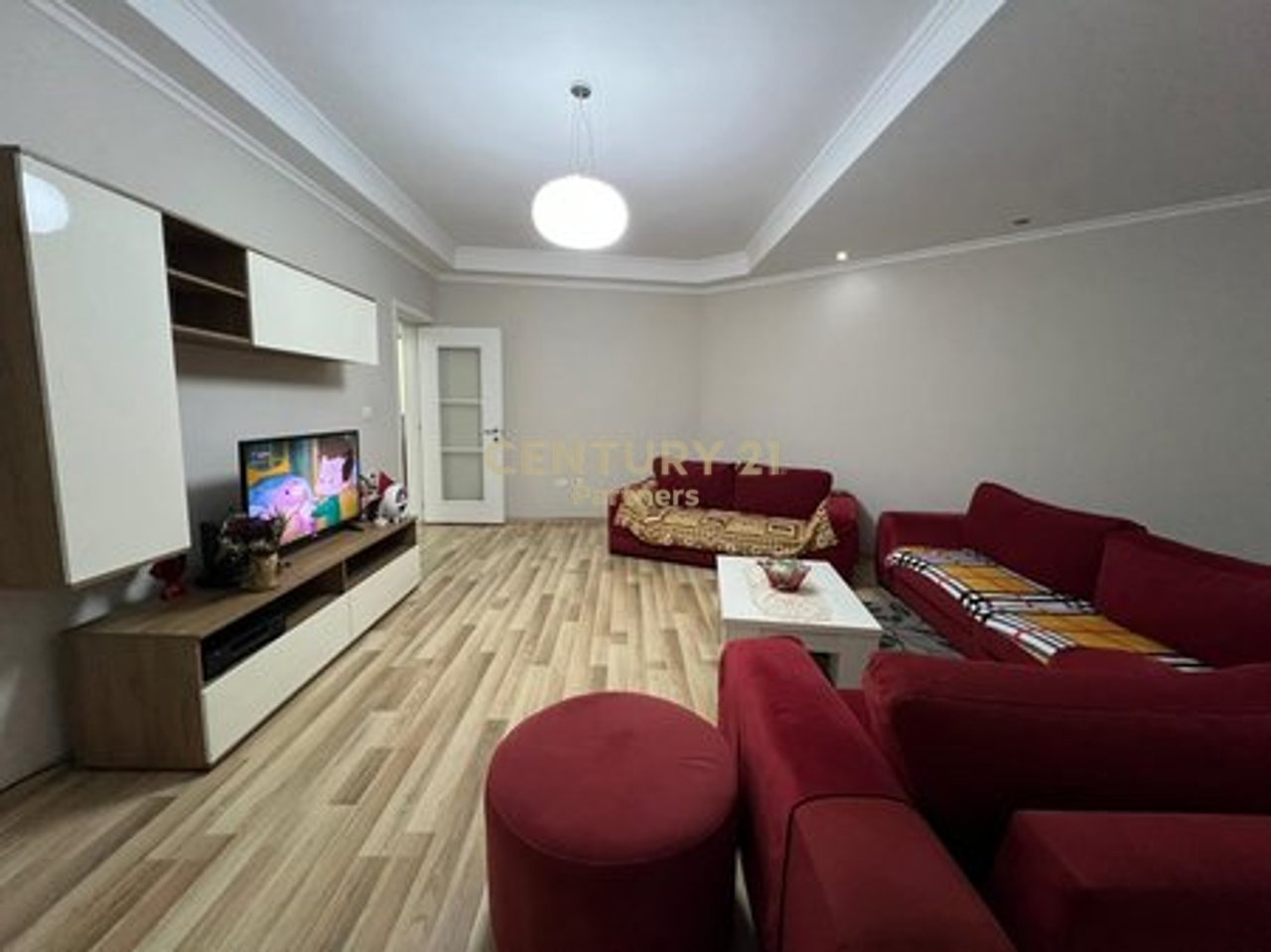 APARTAMENT 1+1 + KUZHINE TE VECUAR PER QIRA, LULISHTJA 1 MAJI. Prane Stadiumit Dinamo