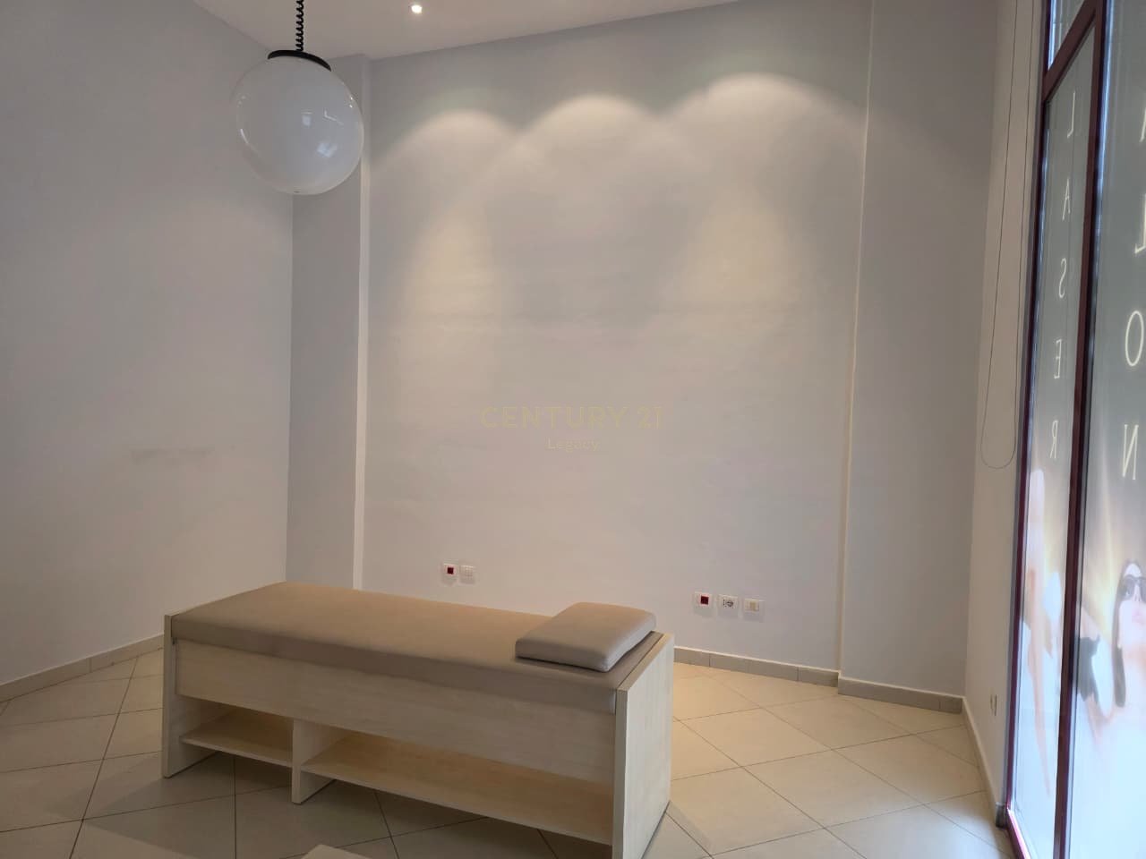 Commercial unit for sale by the roadside!