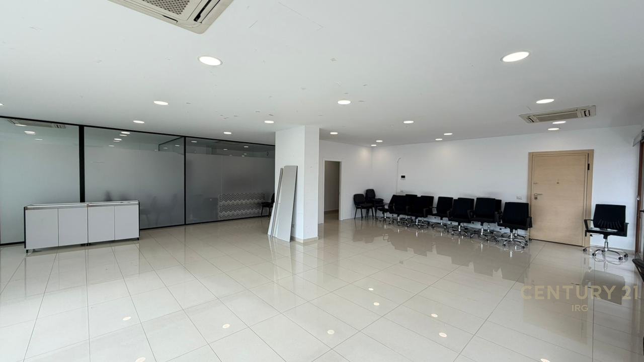 ZYRE ME QERA TE HILTON, PRANE DELIJORGJIT