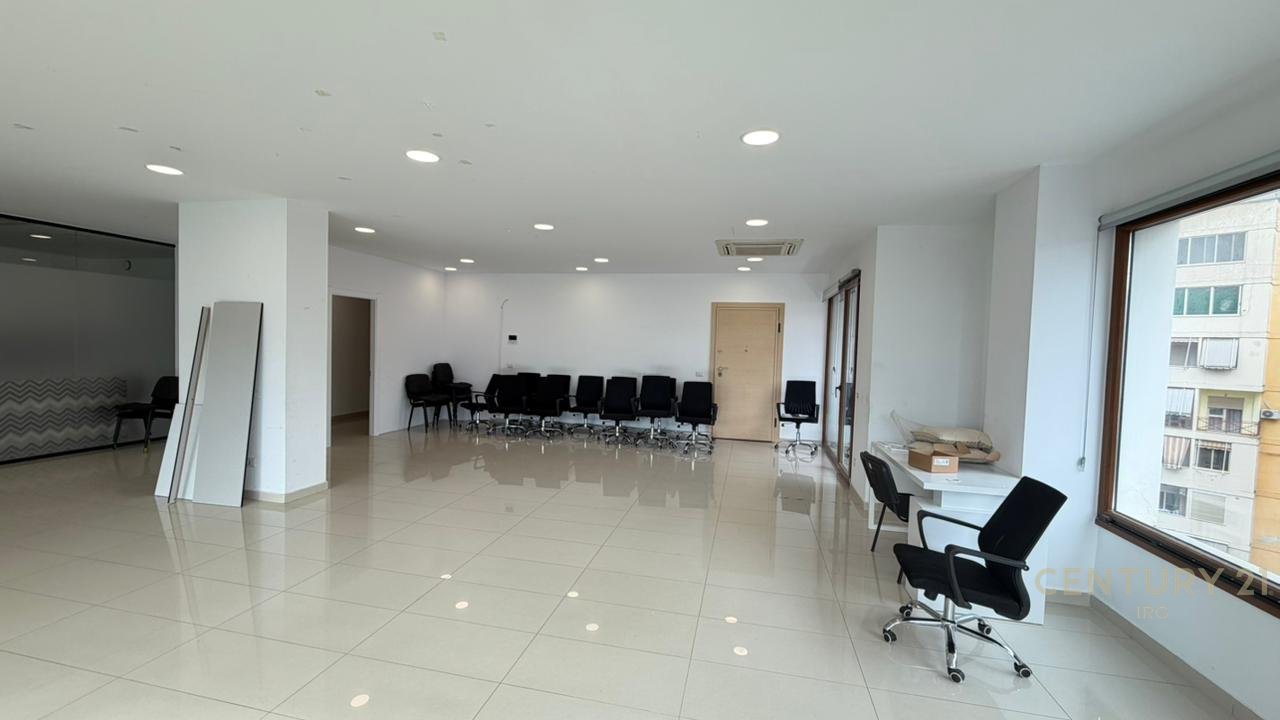 ZYRE ME QERA TE HILTON, PRANE DELIJORGJIT