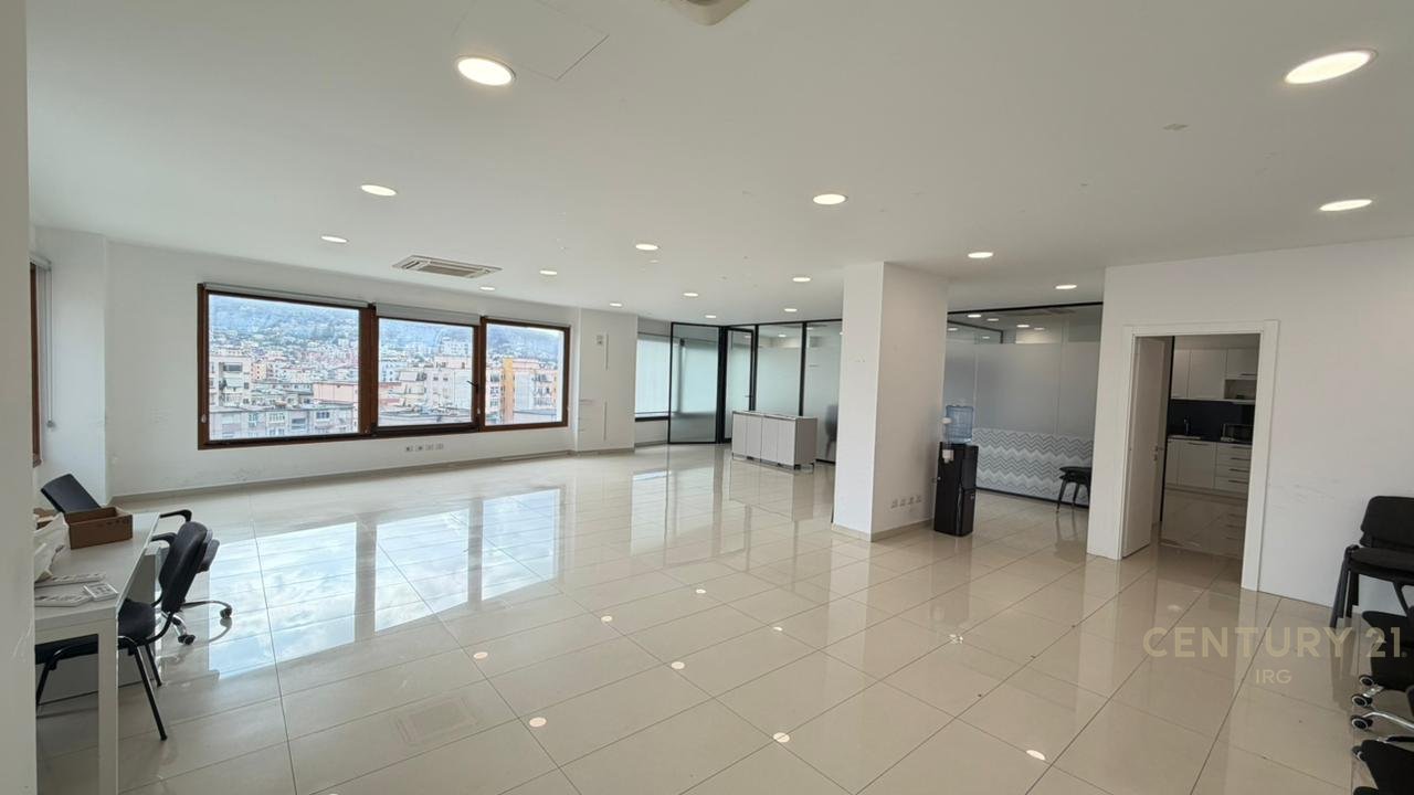 ZYRE ME QERA TE HILTON, PRANE DELIJORGJIT