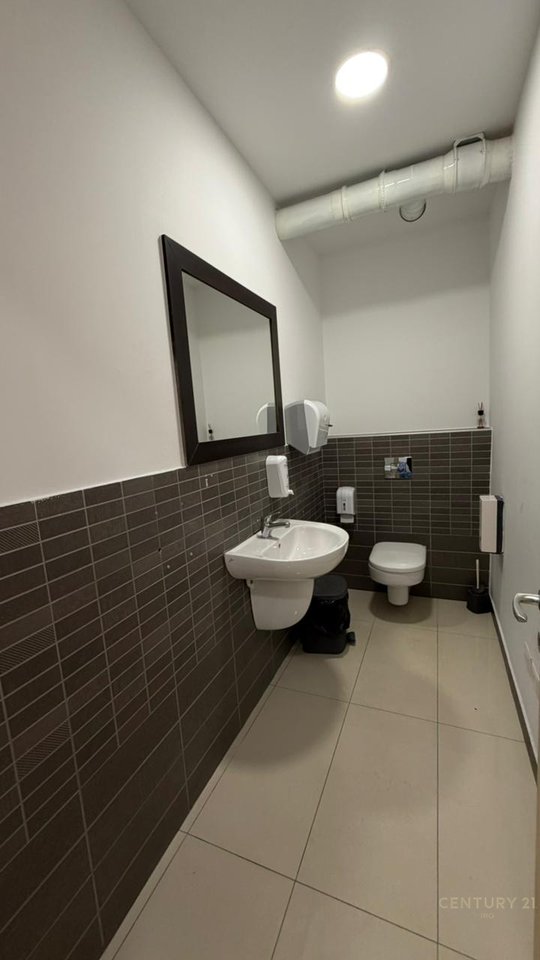 ZYRE ME QERA TE HILTON, PRANE DELIJORGJIT