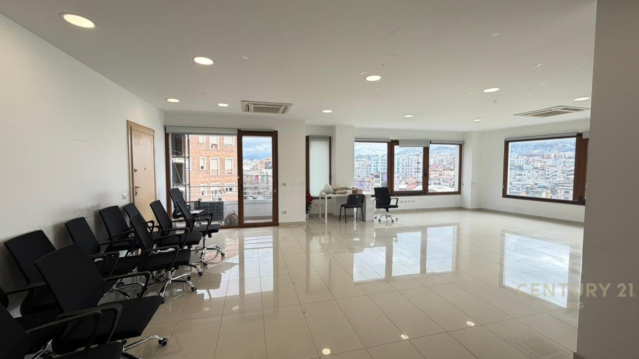 ZYRE ME QERA TE HILTON, PRANE DELIJORGJIT