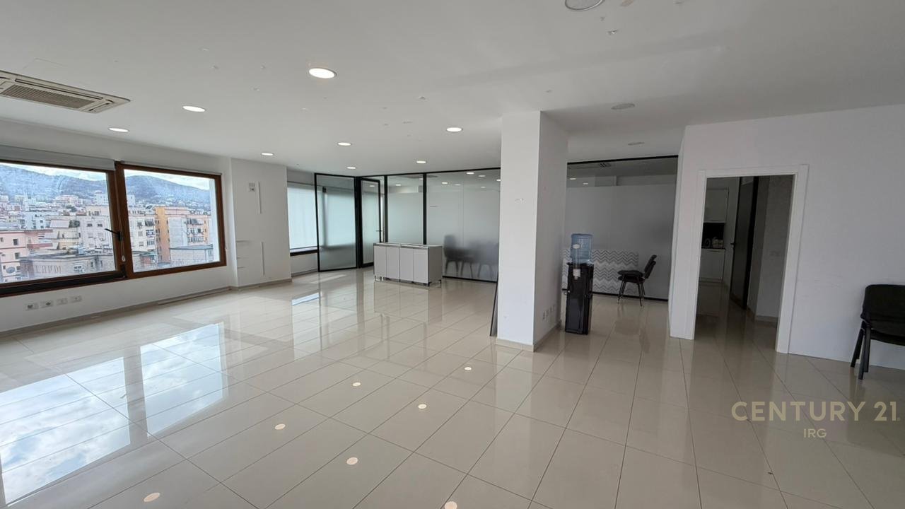 ZYRE ME QERA TE HILTON, PRANE DELIJORGJIT