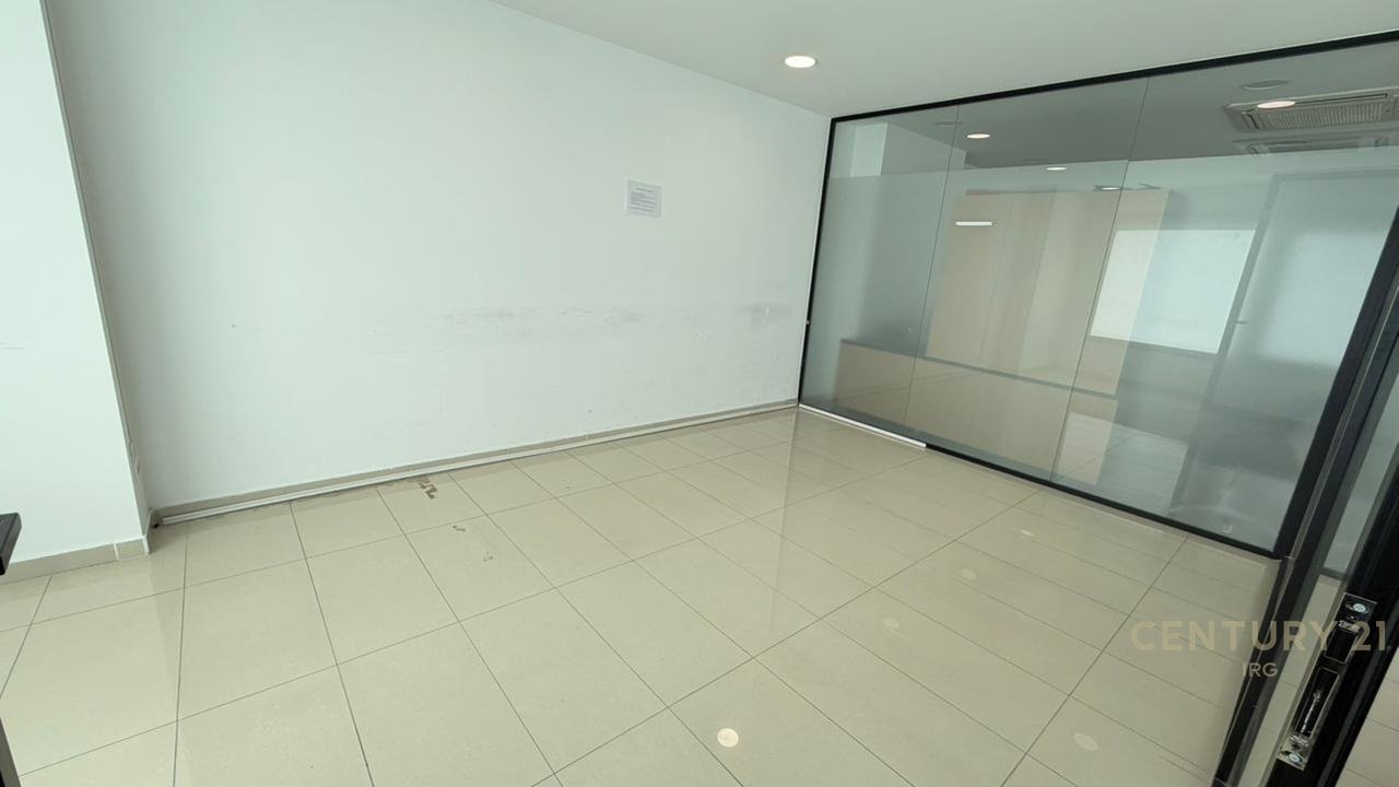 ZYRE ME QERA TE HILTON, PRANE DELIJORGJIT