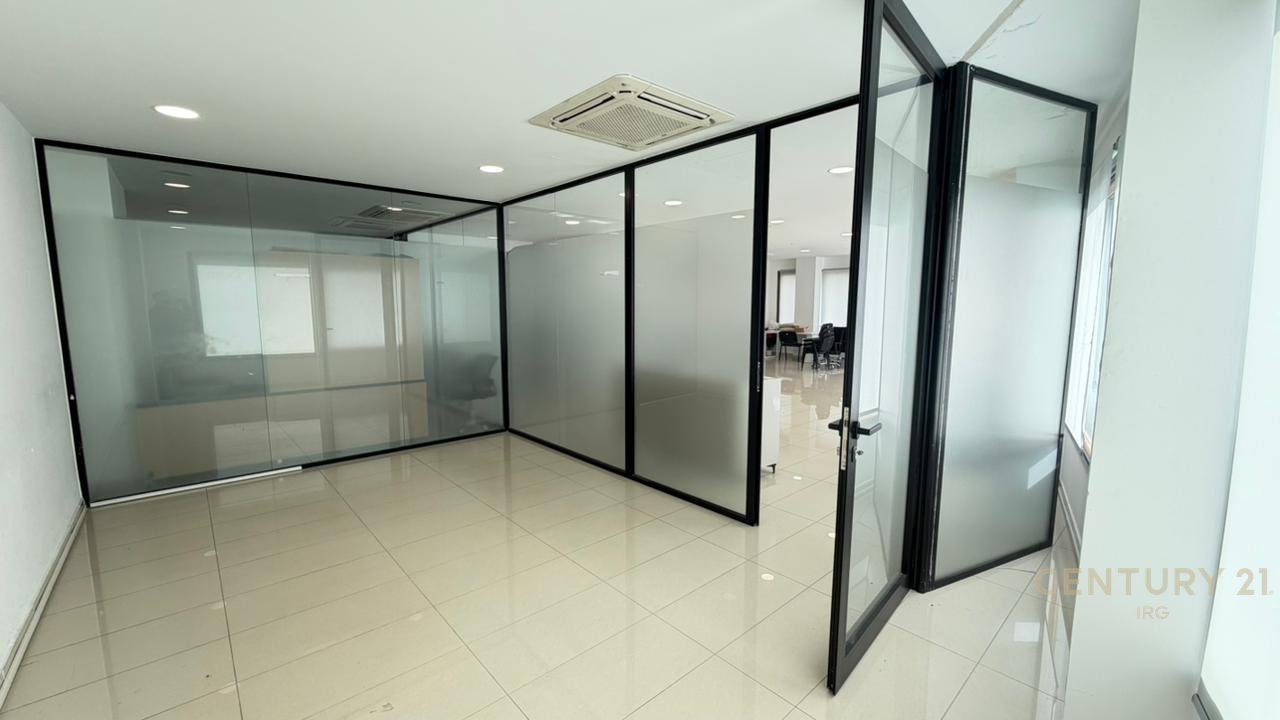 ZYRE ME QERA TE HILTON, PRANE DELIJORGJIT