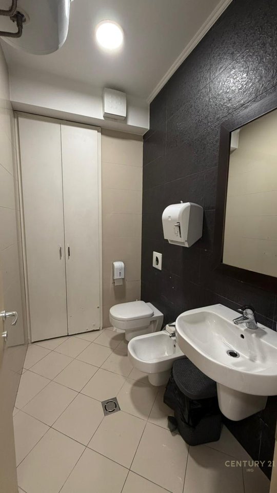 ZYRE ME QERA TE HILTON, PRANE DELIJORGJIT