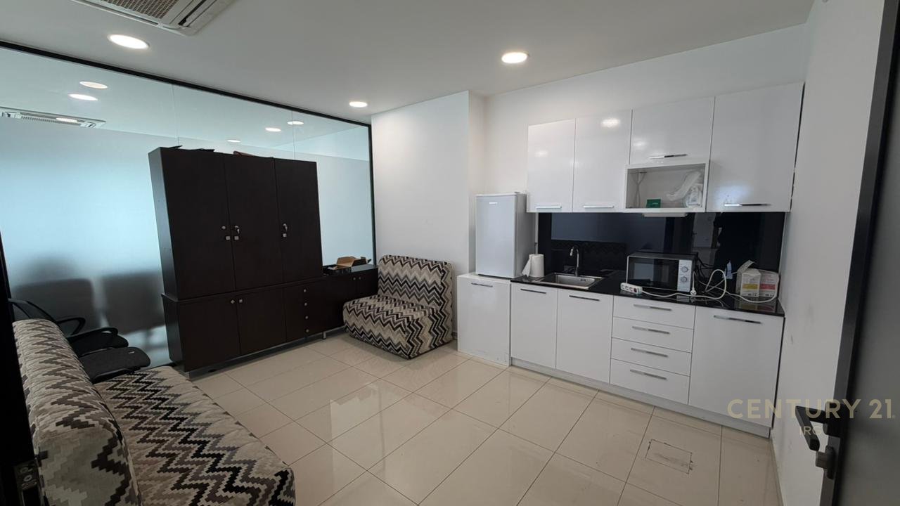 ZYRE ME QERA TE HILTON, PRANE DELIJORGJIT