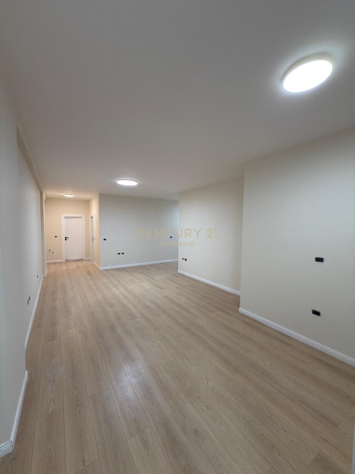 Shitet Apartament 3+1 pranë Eleonorës , mbikalimi Komuna e Parist