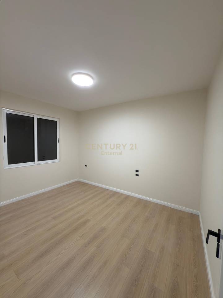 Shitet Apartament 3+1 pranë Eleonorës , mbikalimi Komuna e Parist