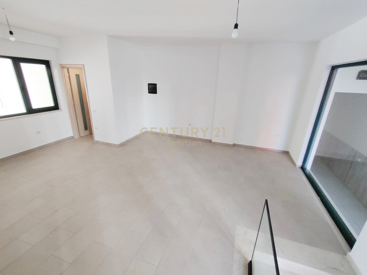 COMMERCIAL UNIT 44M2 FOR SALE AT THE RESIDENCE "GREEN CITY"!