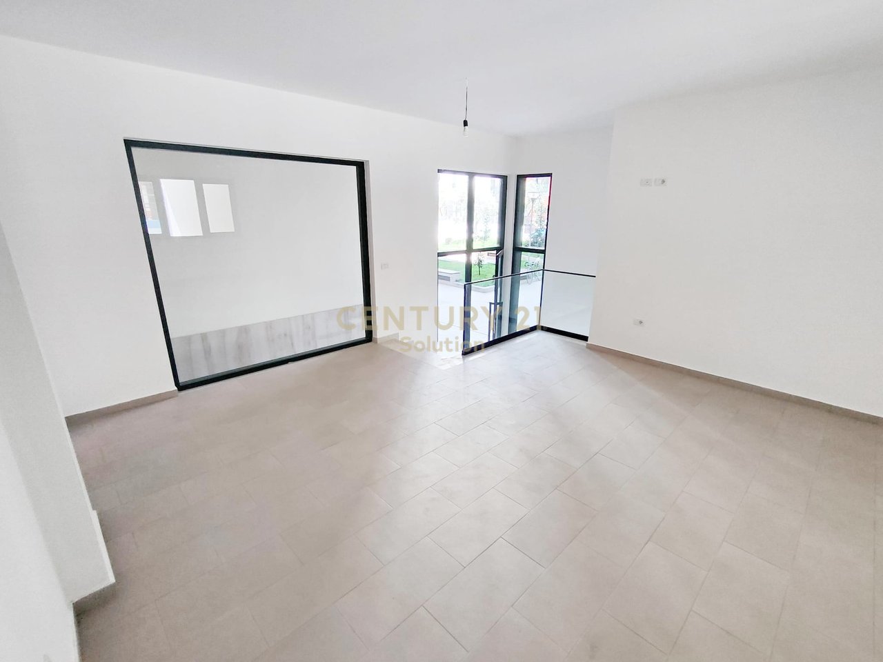 COMMERCIAL UNIT 44M2 FOR SALE AT THE RESIDENCE "GREEN CITY"!