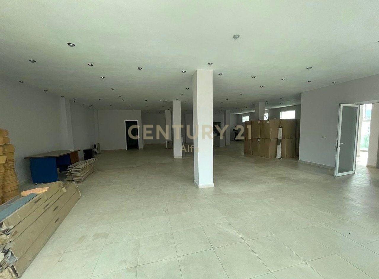 Business building for rent in New Ring!