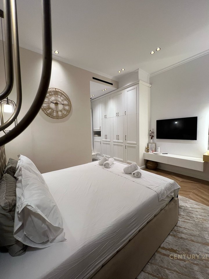 Shitet 2 Studio Apartment me post parkimi Buze deti me pamje nga Deti!