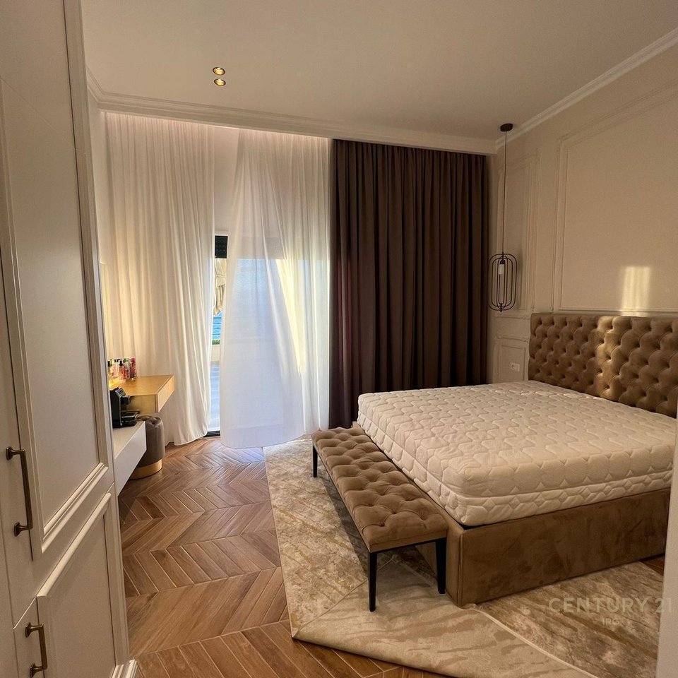 Shitet 2 Studio Apartment me post parkimi Buze deti me pamje nga Deti!