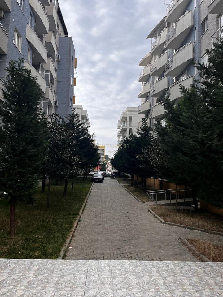 Shitet apartament në zemër të Shëngjinit – 70 metra nga deti