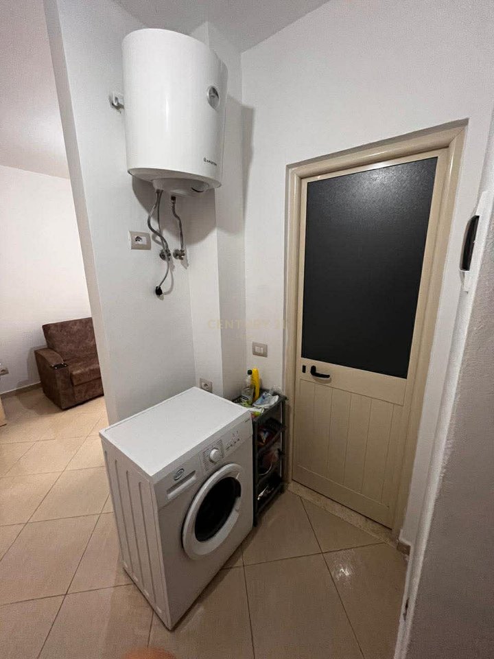 Shitet apartament në zemër të Shëngjinit – 70 metra nga deti