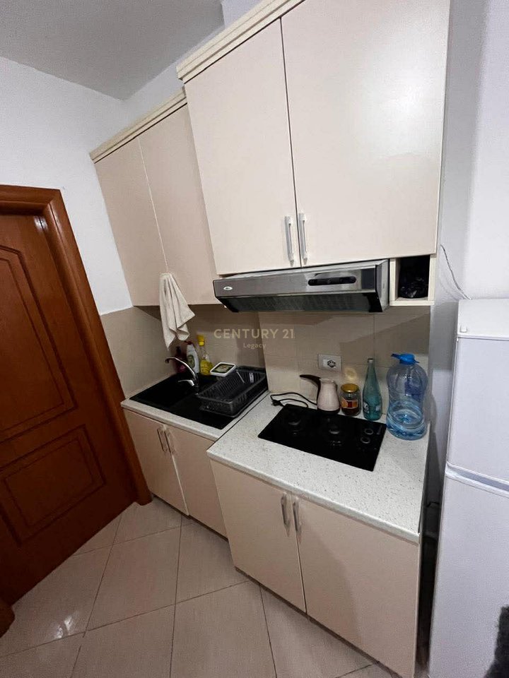 Shitet apartament në zemër të Shëngjinit – 70 metra nga deti