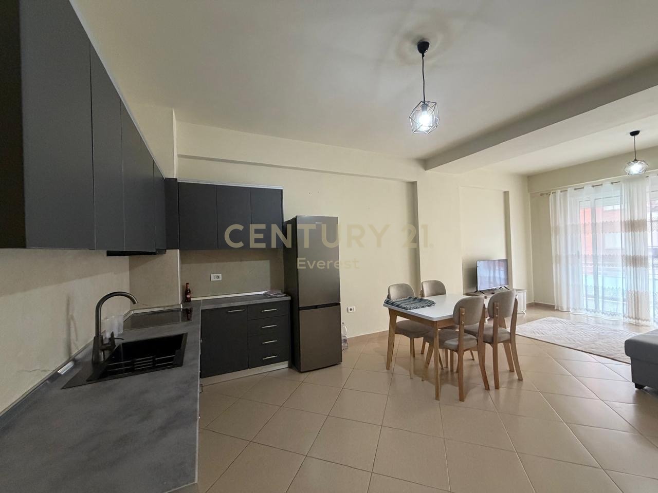 GOLDEN PARK, APARTAMENT 2+1 PER QIRA