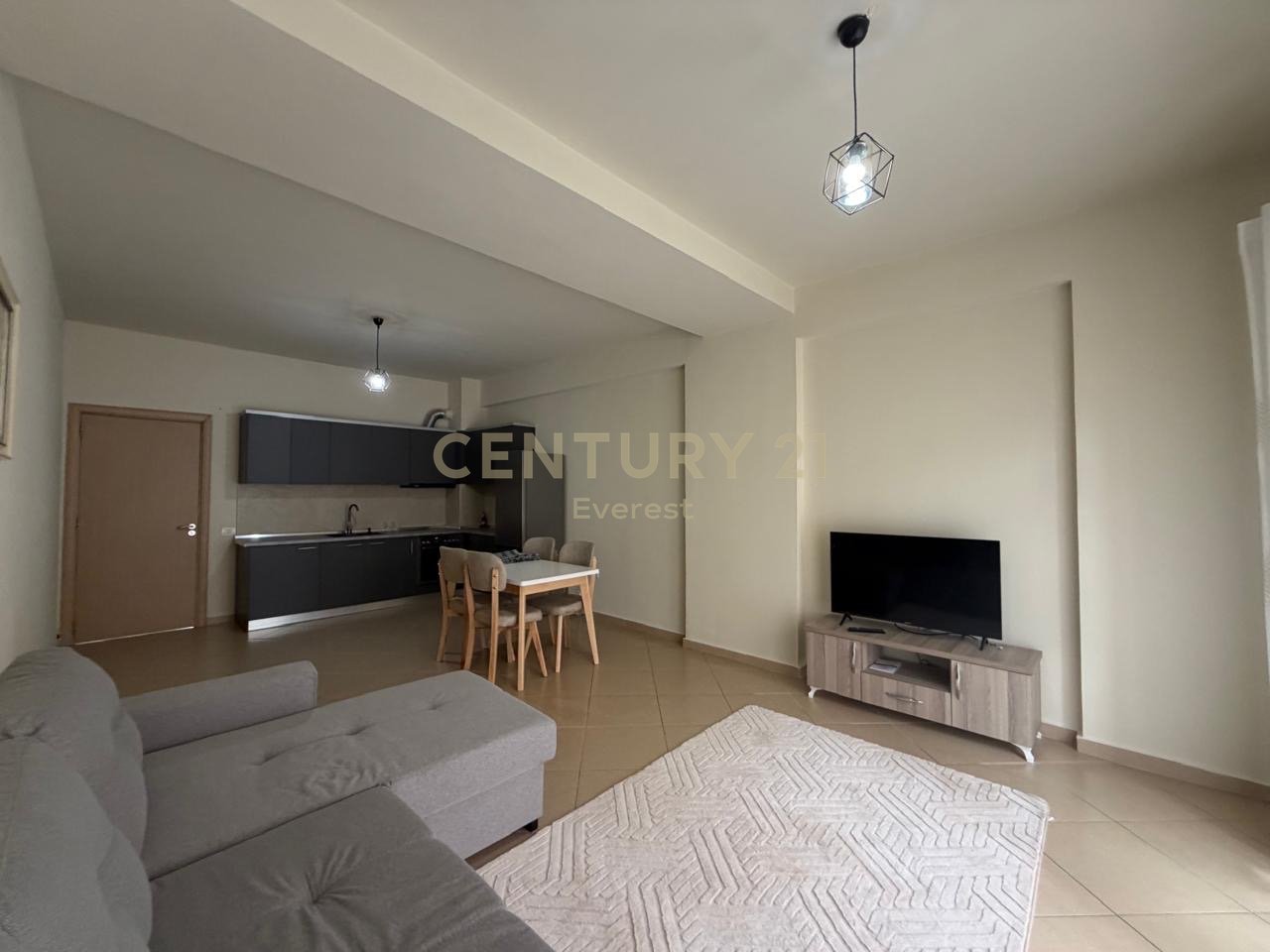 GOLDEN PARK, APARTAMENT 2+1 PER QIRA